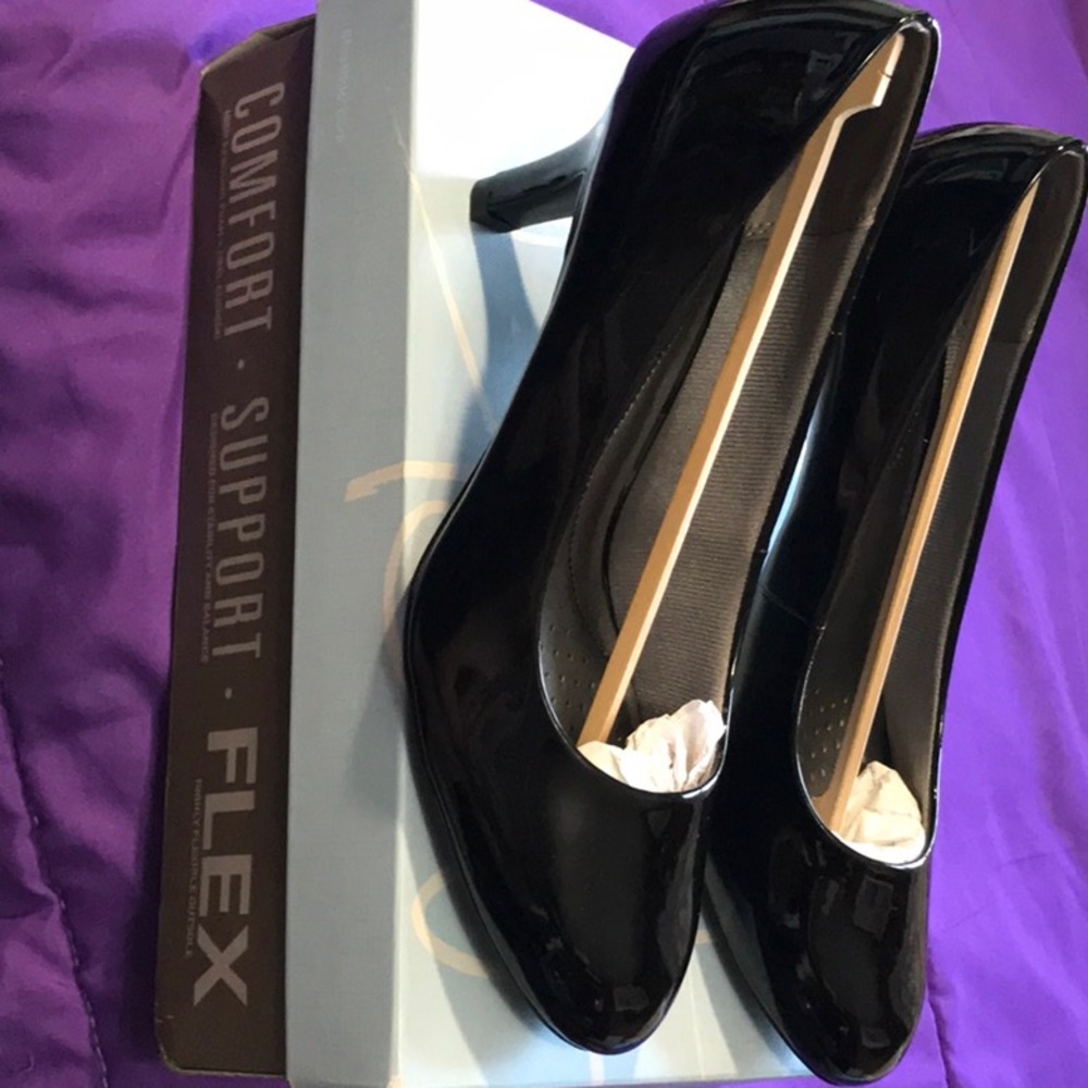 Life Stride brand new 8.5 black with heels
